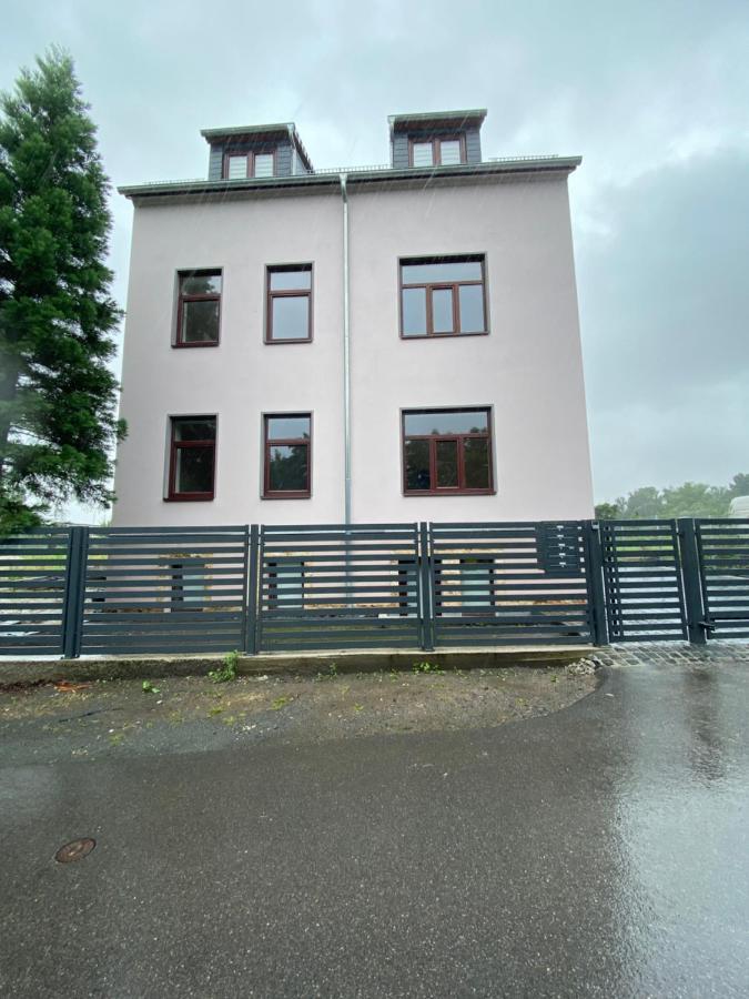 Schoene Drei Raumwohnung. Hell,Stilvoll, Gemuetlich. บอร์นา ภายนอก รูปภาพ